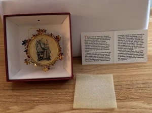 THE HUMMEL GOLDEN CHRISTMAS ORNAMENT COLLECTION "GRANDPA'S HELPER" YEAR 1988 - Picture 1 of 5