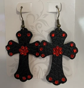 Orecchini in finta pelle nera a croce fantasia con strass in vetro rosso. - Foto 1 di 5