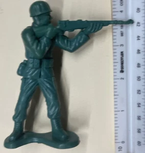 Vintage 1970's Green Plastic Soldier 4 1/2" Tall RARE - Picture 1 of 6