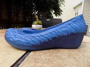 Crocs Carlisa Women's Blue Animal Print Wedge Heels 16292 Size 5 - Picture 1 of 9