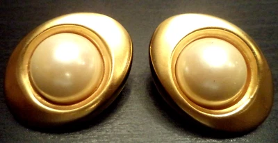 HIGHEND *RARE* AMAZINGLY GORGEOUS VINTAGE DESIGNER FAUX PEARL GOLD TONE EARRINGS - Image 1 of 2