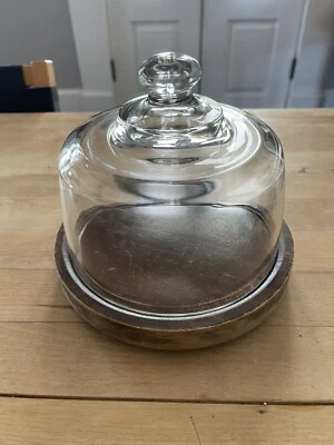 tabla de quesos vintage con una pesada cúpula de cristal Foto 1 de 4