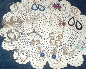 Lote Vintage 17 PENDIENTES Perforados Tono Plateado Aros Celtas Búho Filagree CUELGA - Imagen 1 de 4