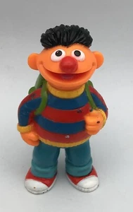 ERNIE con ZAINO Sesame Street JHP Cake Topper Figura in PVC - Foto 1 di 3
