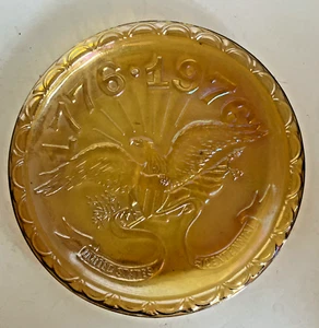 PLATO BICENTENARIO VINTAGE ÁGUILA INDIANA 1776-1976 VIDRIO ÁMBAR CARNAVAL - Imagen 1 de 4