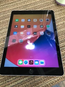 Apple iPad 5th Gen 9.7" (A1822 - 32GB Storage - Space Gray - MP2F2LL/A) - Picture 1 of 8