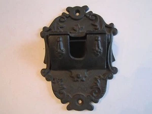 VINTAGE MILTON GHISA - APPENDIABITI DECORATIVO PER PORTA - 6" X 4 1/2" - VASCA BN-4 - Foto 1 di 4