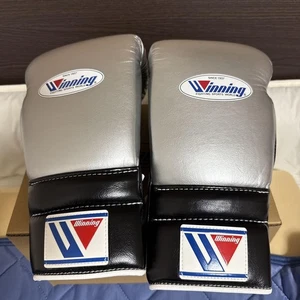Winning Boxing Gloves CO-MS-500 14oz Silver and Black Pro String Type JAPAN - Picture 1 of 3