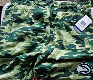 Pantaloncini Uomo New Era Verde Mimetico Atlanta Hawks NBA Taglia XL - Extra Large - Foto 1 di 7