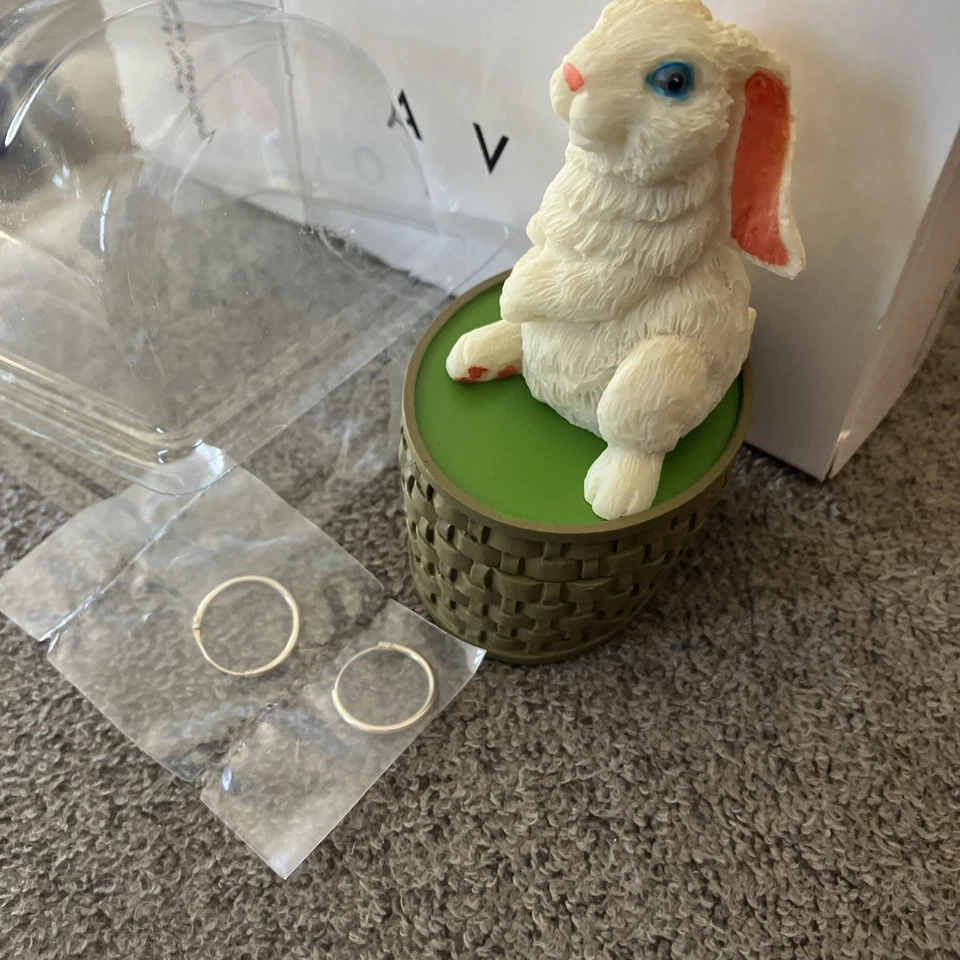 Пасхальный подарок - Avon из чистого серебра серьги-кольца в упаковке кролика - новый в коробке - Изображение 1 из 1