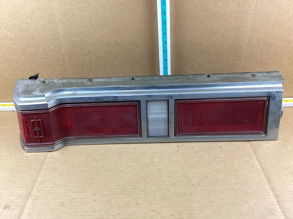 Conjunto de luz trasera izquierda del lado del conductor Oldsmobile Delta 88 1978-1979 5969123 Foto 1 de 4