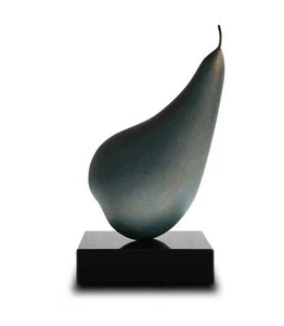 Sculpture "La poire". Pear with black marble base. Height 42 cm - Picture 1 of 1