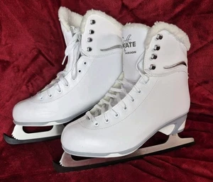 Jackson Ultima SoftSkate Damen Eiskunstlauf Schlittschuhe - Größe 9 Damen, weiß/Fleece - Bild 1 von 6