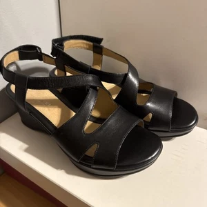 Women’s Size 7w Black Leather Wedge Sandals By Naturalizer New - Picture 1 of 6