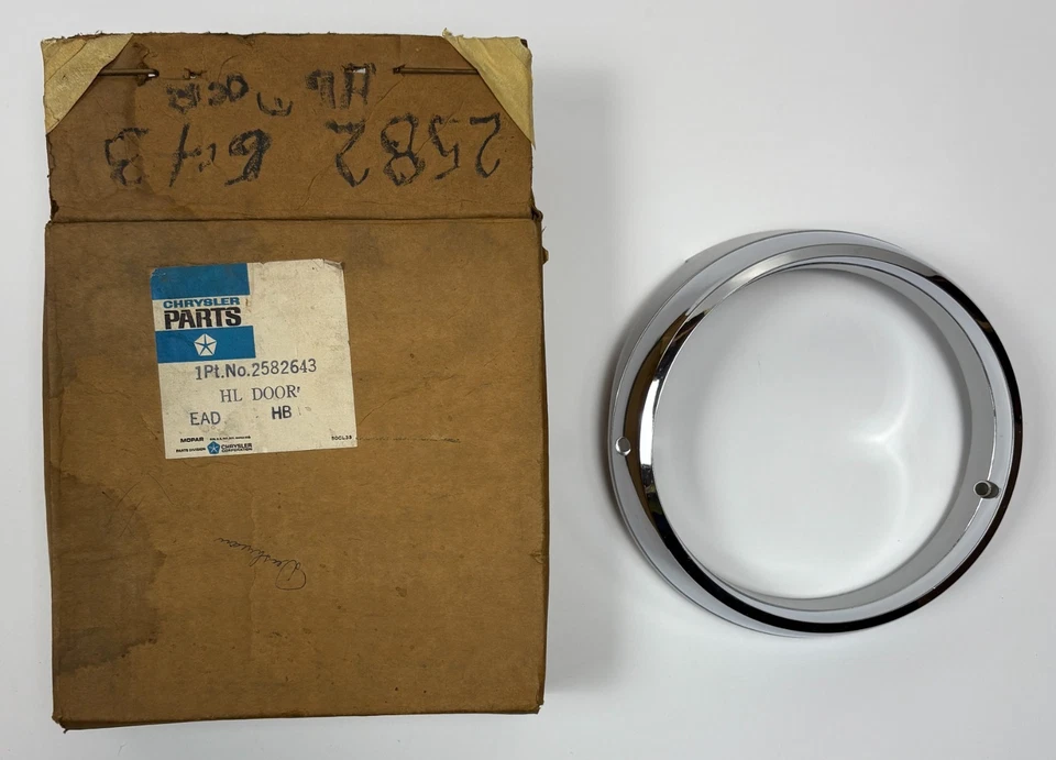 Nuevo bisel de faro exterior izquierdo stock antiguo para modelos Chrysler 1967 Mopar #2582643 Foto 1 de 1