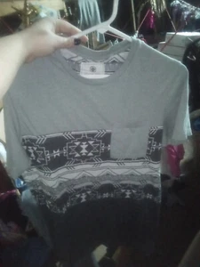 On The Byas Basic T-Shirt, Size M, Gray Geometric Pattern - EUC Crochet Stripe - Picture 1 of 3