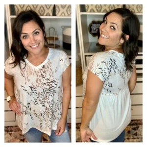Neu mit Etikett LuLaRoe ÜBERGRÖSSE 1XL (18) kuscheliges Gabby-Shirt elfenbeinfarben bedruckt Dolmanärmel V-Ausschnitt - Bild 1 von 9