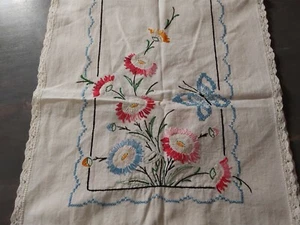 Corredor de mesa vintage bordado a mano bordes de ganchillo mariposas florales 32x36 - Imagen 1 de 5