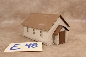 E48B VINTAGE KUNSTSTOFF HO SCALE KIRCHE KRIEGSSCHIFF GEBÄUDE - Bild 1 von 1