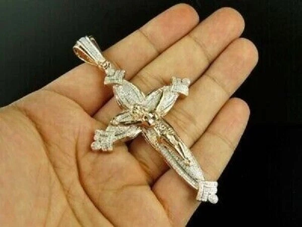 Colgante redondo con cruz de Jesús para hombre enchapado en oro rosa de 14 quilates de 1,55 quilates creado en laboratorio Foto 1 de 4