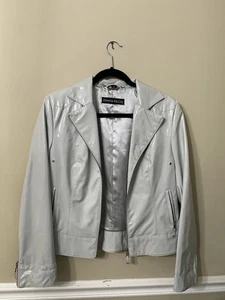 Pamela McCoy hellgrau glänzende Polyvinyl Jacke Gr. XS Reißverschluss - Bild 1 von 9