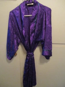 Accappatoio lungo vintage Victoria's Secret etichetta oro floreale jacquard raso viola taglia unica - Foto 1 di 3