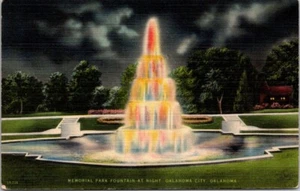 Postal Memorial Park Fuente por la noche Oklahoma City, Oklahoma OK - Imagen 1 de 2