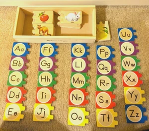 Melissa And Doug Alfabeto Autocorrettivo Puzzle in Legno con Scatola Portaoggetti 52 pz - Foto 1 di 3