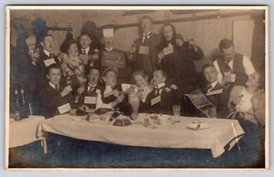 Postal RPPC Alemanes Borrachos Champagne Canto Acordeón Fiesta Salida CAOVI - Imagen 1 de 10
