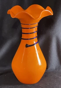Vintage Tschechische 12" gekräuselte orange Tango Kunst Glas Vase mit blauer Spirale Schlange  - Bild 1 von 9