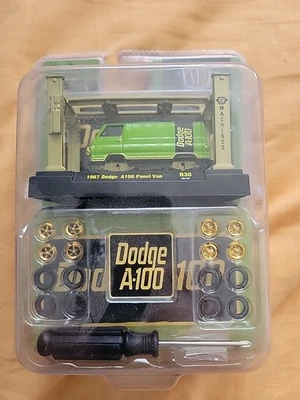 M2 Machines 1/64 1967 Dodge A100 Panel Van Chase R30 - Imagem 1 de 2