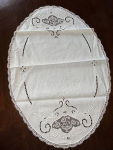 Vintage Linen Cutwork Embroidered Oval Doily Centerpiece Lace Edge 23x15.5” - Bild 1 von 4