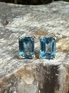 Vtg. 14k Yellow Gold Blue Topaz Stud Earrings - Picture 1 of 10