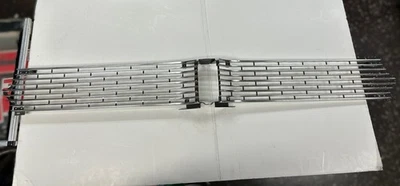 Mercury Comet Grille 1967 C7GY-8200-A Caliente/Capri/Cyclone/Voyager/Villager Foto 1 de 4