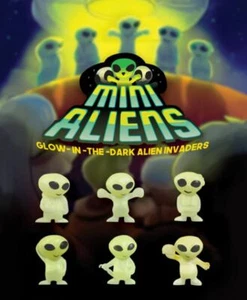 100 MINI GLOW ALIENS FIGURES CARNIVAL BIRTHDAY PARTY BAGS VENDING CAKE TOPPERS - Picture 1 of 2