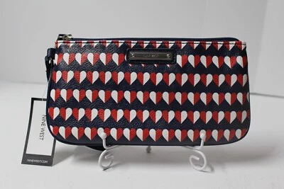Muñequera NINE WEST patrón corazón rojo, blanco y azul 9,5" x5" nueva con etiquetas $39 Foto 1 de 4