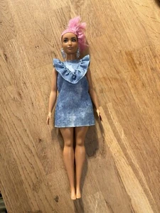 Barbie Fashionistas Curvy Fashion Doll Capelli Rosa Sottotagliato Denim Mattel 1998 - Foto 1 di 5