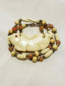 Affascinante collana con ciondolo in osso di coniglio asiatico antico che salta/corre - Foto 1 di 9