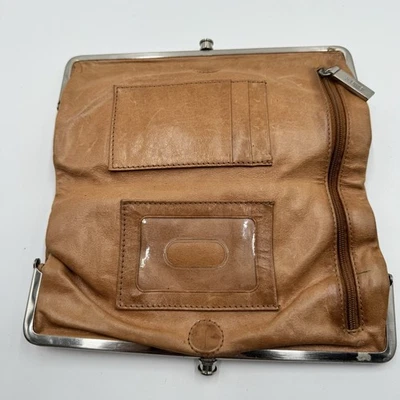 Cartera sin asas Hobo International Lauren cuero camel tostado plegable bloqueo de beso LEER Foto 1 de 4