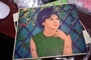 崔萍 TAKE CARE TONIITE 顧媚 CARRIE KOO MEI ORIG HONG KONG EP VINYL MADE IN JAPAN - Picture 1 of 4