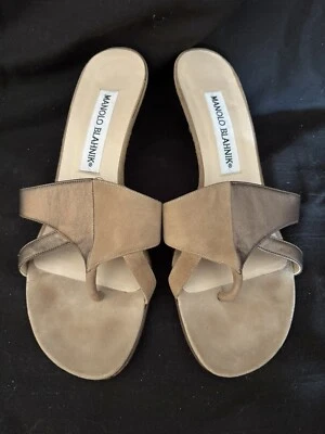 Сандалии Manolo Blahnik желтовато-коричневые замшевые на котятином каблуке 7,5 - Изображение 1 из 4