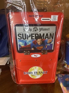 AMC 2025 Superman Daily Planet Caja de Periódicos Palomitas Cubo Nuevo Mira Fotos Lo último - Imagen 1 de 2