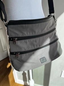 The Sak Esperato Nylon Triple Zip Crossbody Umhängetasche Grau Peta Vegan - Bild 1 von 10