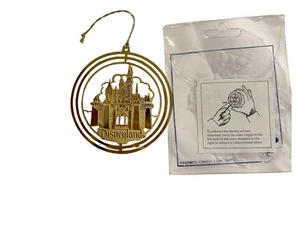 RARO Disneyland Metálico Chapado en Oro Adorno Clásico De Colección - Imagen 1 de 9