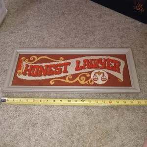 1978 Zwillinge Kreuzstich, "Ehrlicher Anwalt" gerahmtes Wandschild 20X8 - Bild 1 von 9