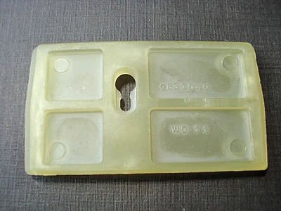 1 pc NORS door lower moulding clip 1976 1977 Buick Regal & Century 9831540 - Image 1 of 4