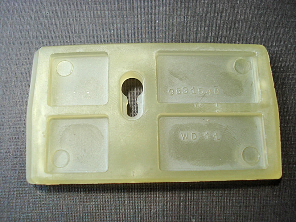 1 pieza NORS 1976 1977 Cadillac Eldorado Buick Riviera 9831540 clip de moldura de puerta Foto 1 de 4