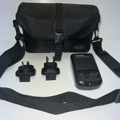 Bolsa acolchada negra para cámara Kodak con compartimentos y correa con accesorios. PU Foto 1 de 3