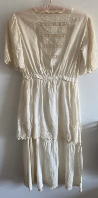 Antiguo vestido de muselina de algodón blanco roto con inserciones de encaje bordado midi en capas XXS Foto 1 de 4