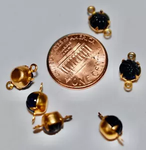 VINTAGE TINY MONTANA BLUE *CONNECTORS* 6.5MM * DOME FLORAL RELIEF GLASS IN BRASS - Picture 1 of 2